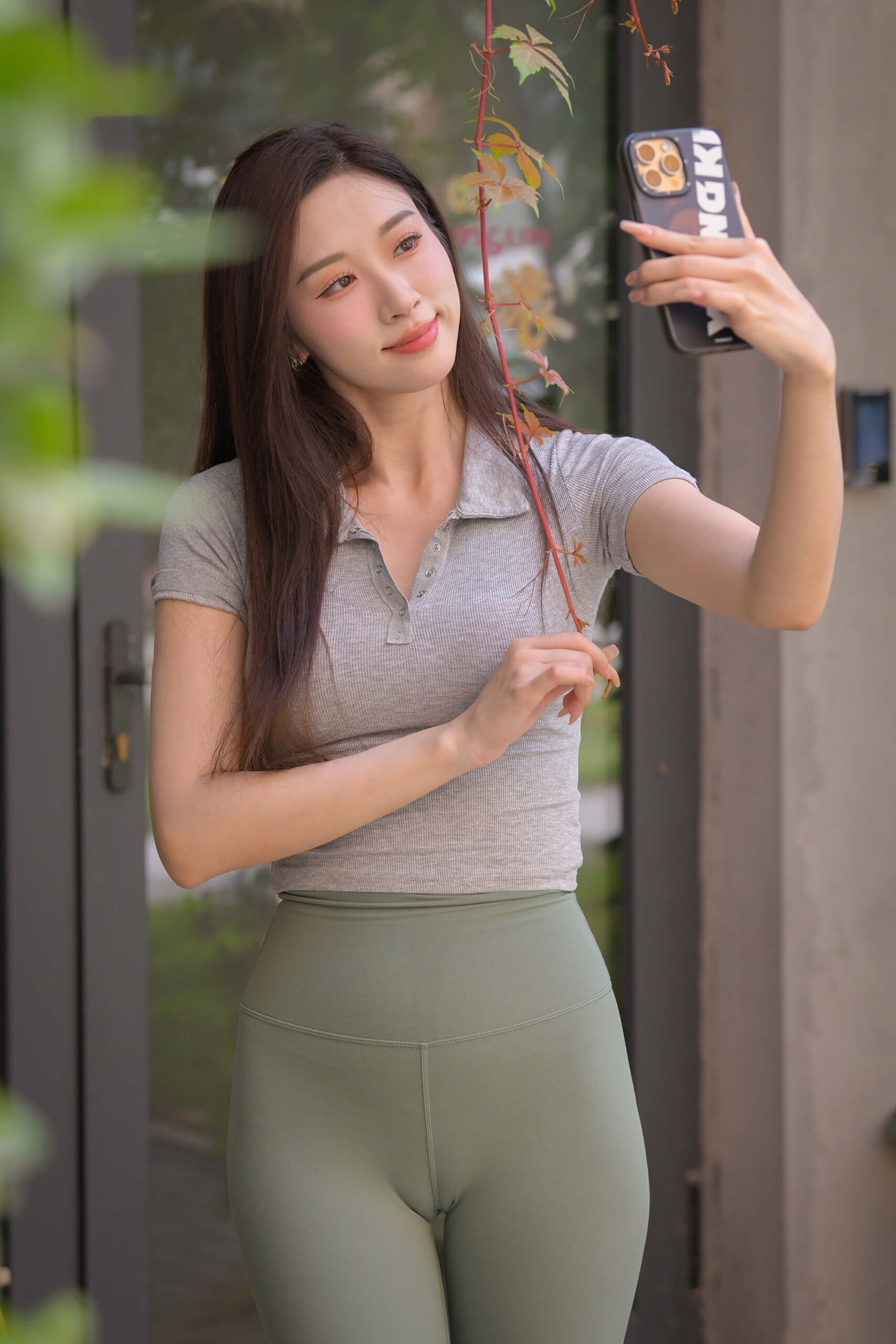 紧身瑜伽裤小姐姐，人美身材也好